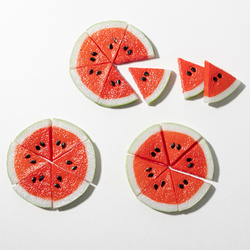 Driehoekige schijfjes rode watermeloen