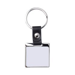 Un porte-clés en métal pour les clés de sublimation - un carré sur un bracelet noir
