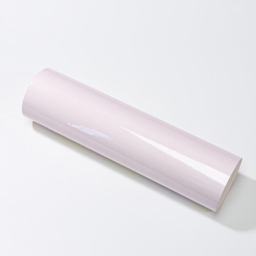 Ett ark av självhäftande folie som ändrar färg från transparent till rosa