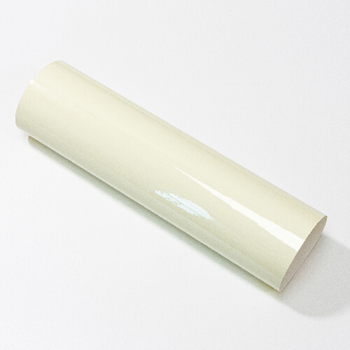 Una hoja de lámina autoadhesiva que cambia de color crema a amarillo.