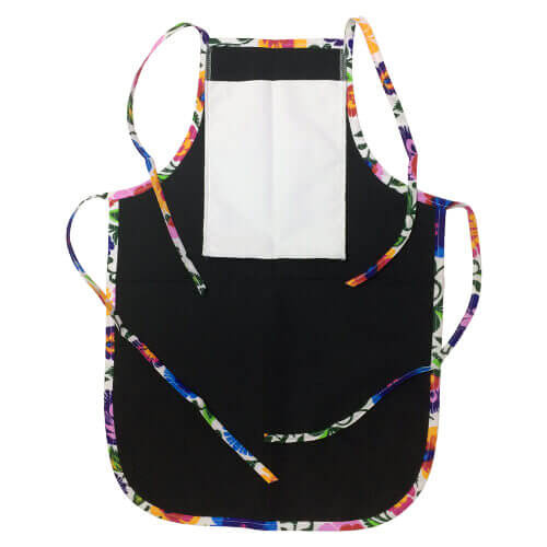 Lasten pyöristetty esiliina, jossa on painettu tasku - musta värillisellä putkella - valkoiset slaavilaiset kukat