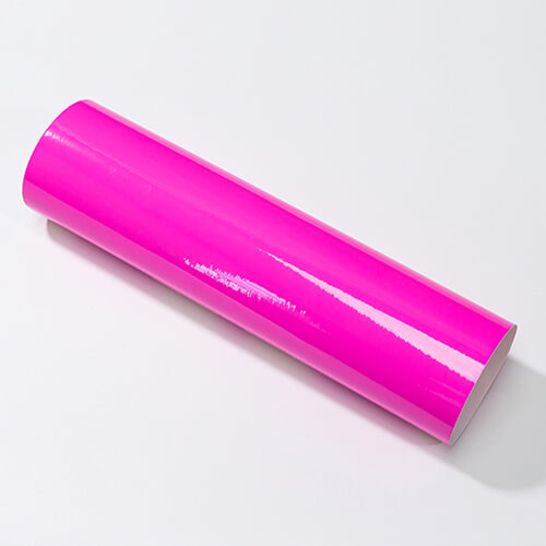 Una hoja de lámina autoadhesiva que cambia de color de rosa a púrpura