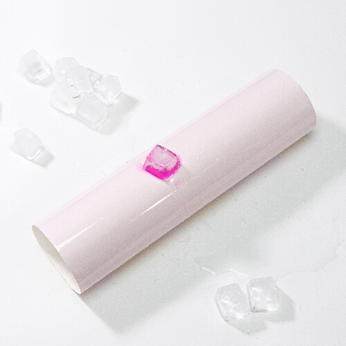 Une feuille de film autocollant qui change de couleur du transparent au rose