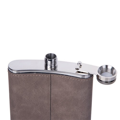 Petaca de metal de 240 ml con funda de piel gris para sublimación