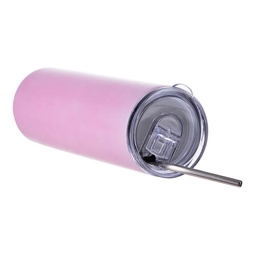 Una taza de 600 ml con una pajita para sublimación, cambiando de color bajo la influencia del calor de azul a rosa.