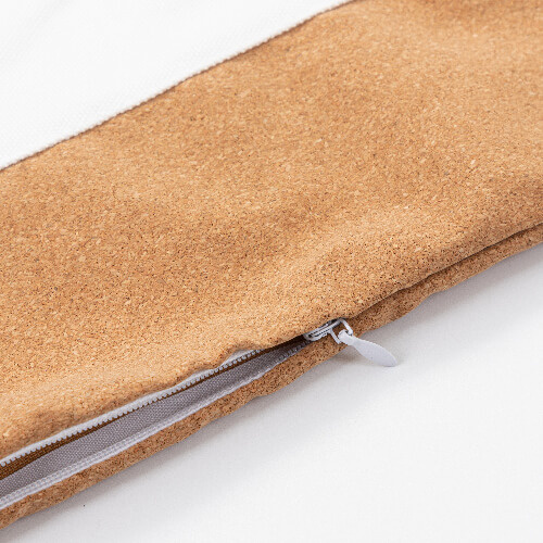 Una funda de almohada de lino con dos rayas de corcho para sublimación