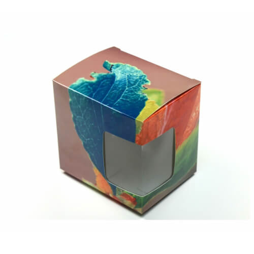 Een doos voor een mok van 330 ml met een venster, karton om te bedrukken met de sublimatiemethode