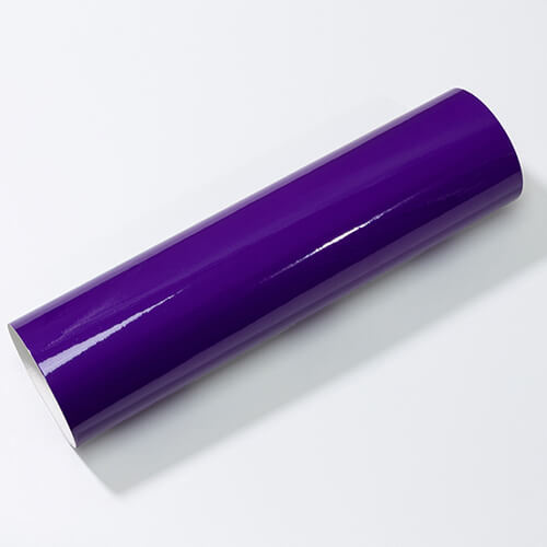 Una hoja de lámina autoadhesiva que cambia de color de púrpura a rosa