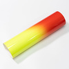 Una hoja de lámina autoadhesiva que cambia de color de naranja a amarillo