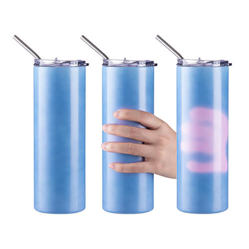 En mugg på 600 ml med ett sugrör för sublimering - ändrar färg under påverkan av värme från blått till rosa