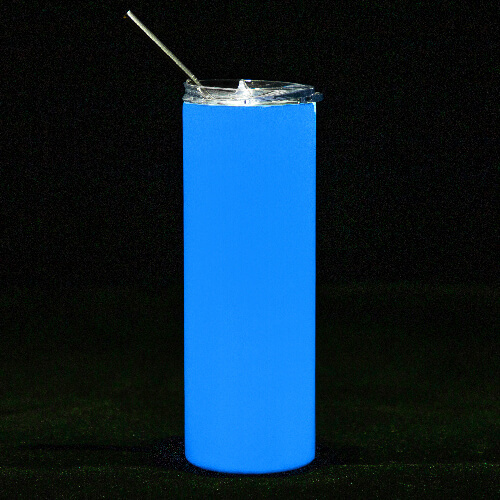 Un mug de 600 ml avec une paille pour la sublimation - bleu brillant dans le noir