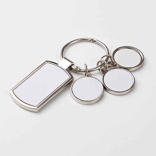 Un llavero de metal con tres anillos de sublimación.