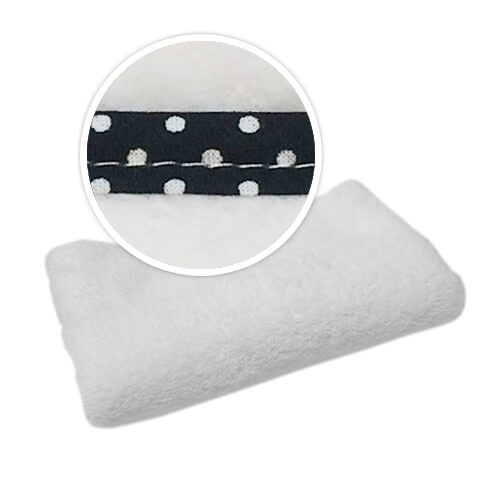 Sublimacija deke s crnim rubom i bijelim točkicama