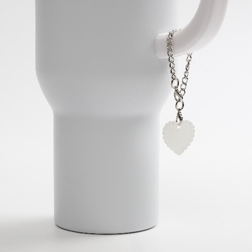 Etiqueta de taza acrílica para sublimación - corazón deshilachado en una cadena