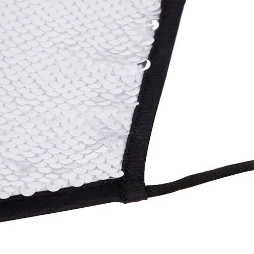 Stor ansigtsmaske med sort piping og pailletter til sublimering