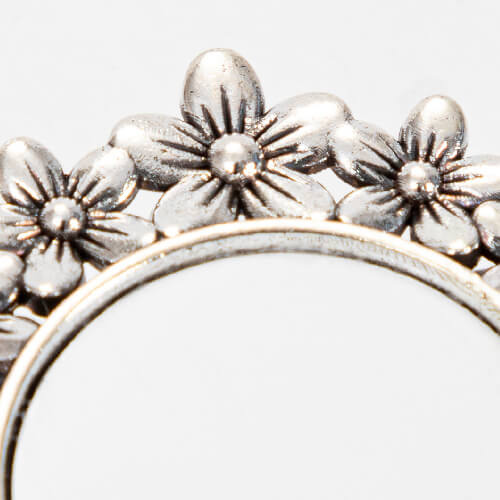 Round brooch with heart-shaped pendant for sublimation