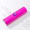 Una hoja de lámina autoadhesiva que cambia de color de rosa a púrpura