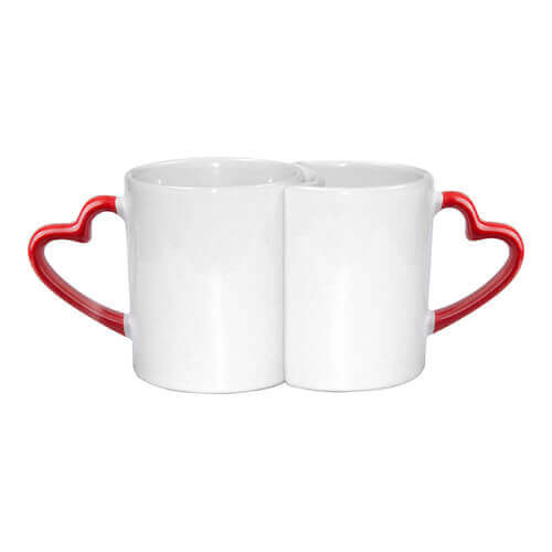 Deux mugs avec anse rouge en forme de cœur 