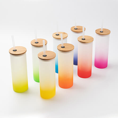 500 ml matný hrnček s bambusovým vekom a slamkou na sublimáciu - červený gradient