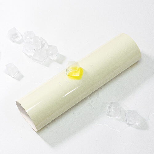 Una hoja de lámina autoadhesiva que cambia de color crema a amarillo.