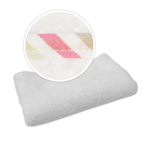 Deka s ružičastim i sivim prugastim obrubom. Sublimacija.