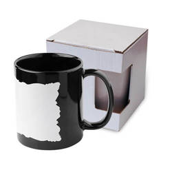 Elegantes tazas de café negro sobre una superficie oscura fotos de archivo